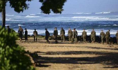 Sekelompok marinir AS berjalan di pantai dekat Pos Komando Insiden Haleiwa di Haleiwa, Hawaii.