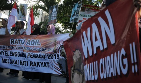 Sekelompok massa menamakan diri Ratu Adil (Rakyat Bersatu Untuk Pemilu Jujur dan Adil) berunjukrasa di depan gedung KPU Kota Surabaya, Jawa Timur, Rabu (22/5).