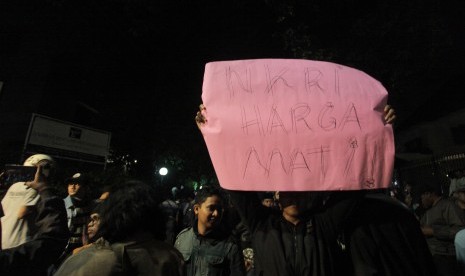 Sekelompok massa mengepung dan melakukan orasi di depan kantor Lembaga Bantuan Hukum Jakarta, Ahad (17/9) malam.