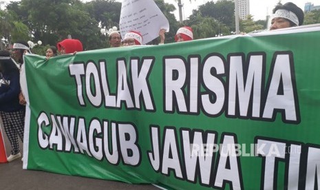 Sekelompok massa yang mengatasnamakan dirinya Relawan Saya Surabaya menggelar aksi di depan Gedung Balai Kota Surabaya, Jalan Wali Kota Mustajab, Surabaya, Jumat (5/1). Dalam tuntutannya, massa aksi tersebut meminta Wali Kota Surabaya, Tri Rismaharini untuk tidak menggubris dorongan yang memintanya maju pada kontestasi Pilgub Jatim 2018.