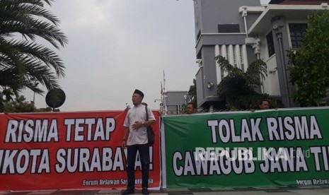 Sekelompok massa yang mengatasnamakan dirinya Relawan Saya Surabaya menggelar aksi di depan Gedung Balai Kota Surabaya, Jalan Wali Kota Mustajab, Surabaya, Jumat (5/1). Dalam tuntutannya, massa aksi tersebut meminta Wali Kota Surabaya, Tri Rismaharini untuk tidak menggubris dorongan yang memintanya maju pada kontestasi Pilgub Jatim 2018.