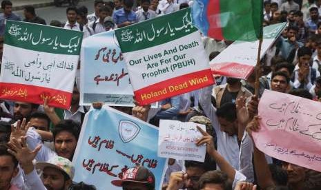 Sekelompok Muslim di Pakistan melakukan demonstrasi di Lahore, Pakistan, Rabu (29/8). Demonstran mengutuk kontes kartun yang direncanakan oleh Geert Wilders, seorang anggota parlemen Belanda.