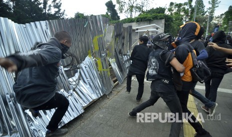 Sekelompok orang melakukan pengerusakan seng tutup taman Cikapayang yang diperbaiki di Jalan Ir. Djuanda (Dago), Kota Bandung, Senin (1/5). 