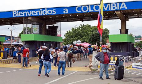 Sekelompok orang melintasi Jembatan Simon Bolivar, antara Kolombia dan Venezuela, di Cucuta, Kolombia, 01 Desember 2022. Kolombia mulai mempercepat penyeberangan pejalan kaki di titik perbatasan dengan Venezuela dengan relokasi pos pemeriksaan, yang tidak lagi berada di tengah jembatan internasional Simon Bolivar, Francisco de Paula Santander dan La Union, tetapi di tempat-tempat yang didirikan di awal tempat-tempat ini.