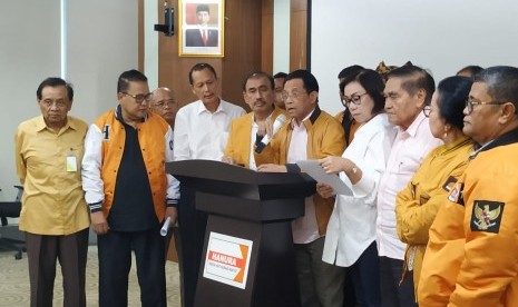 Sekelompok orang yang mengatasnamakan pendiri Partai Hanura menggelar konferensi pers di Kantor DPP Partai Hanura, City Tower, Menteng, Jakarta, Senin (23/12). 