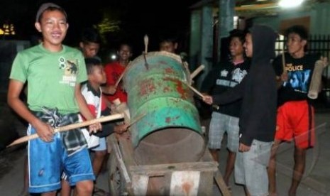   Sekelompok pemuda membawa beduk dengan gerobak ketika membangunkan warga saat waktu makan sahur di Kampung Kamalake, Desa Panggungjati, Kecamatan Taktakan, Serang, Banten.