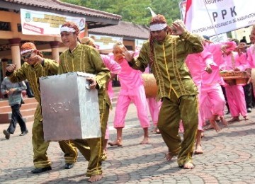 Sekelompok penari tayub mengusung kotak suara pada acara parade Launching Pemilihan Gubernur (Pilgub) Banten 2011, di Alun-alun Serang.