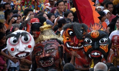  Sekelompok penari topeng Nusantara diarak diantara ribuan penonton dalam Cap Go Meh Steet Festival 2013 di Jalan suryakancana, kota Bogor, Jabar