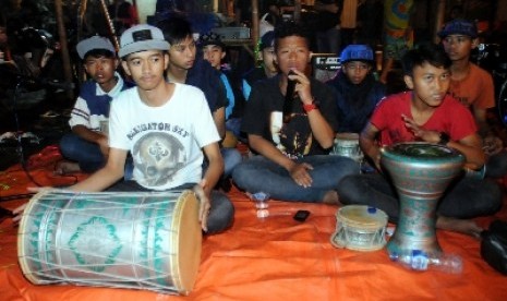 Sekelompok remaja memainkan alat musik rebana dalam memeriahkan malam takbiran di Jalan MA Salmun, Bogor, Jawa Barat.