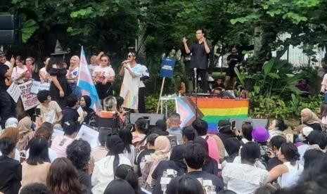 Sekelompok remaja menggelar aksi sembari membentangkan bendera pelangi dan mendukung LGBT di Monas.