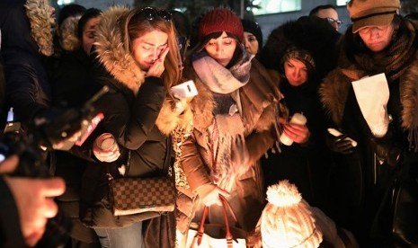 Pakar Nilai Sanksi AS Berdampak Besar untuk Ekonomi Iran. Foto: Sekelompok warga mengekspresikan duka cita mereka atas warga Kanada yang menjadi korban pada jatuhnya pesawat penumpang Ukrainia di Iran beberapa hari lalu, Kamis (9/1) malam waktu setempat.  