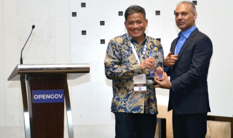 Sekeretaris Jenderal Kementerian Kelautan dan Perikanan (KKP) Republik Indonesia, Rifky Effendi Hardijanto menerima penghargaan OpenGov Recognition Awards yang diselenggarakan oleh OpenGov Asia di Hotel Le Meridien, Jakarta, Kamis (22/3).