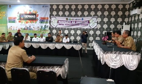 Sekertaris Dinas Kesehatan Kabupaten Purwakarta, Dadan, rapat dengan 17 camat se Kabupaten Purwakarta, menyikapi pemberitaan remaja yang menderita busung lapar, di Aula Dinkes, Jl Veteran, Senin (14/5). Foto: Ita Nina Winarsih/Republika