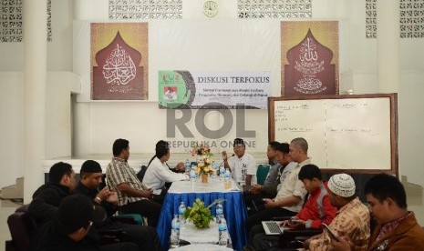 Sekertaris Eksekutif Forum Zakat Nasional Amin Sudarsono menyampaikan pemaparannya saat diskusi yang diadakan oleh Forum Zakat Nasional bersama Badan Amil Zakat Nasional dan Komite Umat Untuk Tolikara di Masjid Al Ihsan, Kota raja, Jayapura, Papua, Selasa 