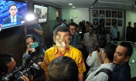 Sekertaris Fraksi Golkar versi Munas Ancol, Fayakun Andriadi bersama anggota kubu Agung Laksono berhasi masuk keruang fraksi Partai Golkar usai dorongan para wartawan yang mengikuti di Sekretariat Fraksi Golkar di lantai 12 Gedung Nusantara DPR, Senayan, S