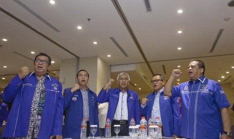 Sekertaris Fraksi Partai Demokrat Didik Mukrianto (kedua dari kiri) bersama sejumlah petinggi Partai Demokrat. 