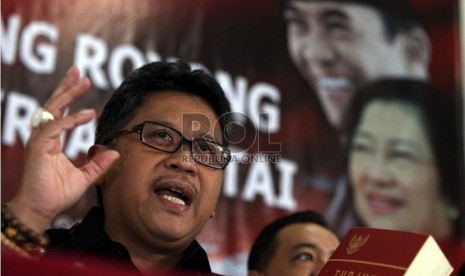 Sekertaris Jenderal Partai Demokrasi Indonesia (PDI) Hasto Kristiyanto memberikan keterangan pers terkait implementasi program kerakyatan DPP PDIP bertema 