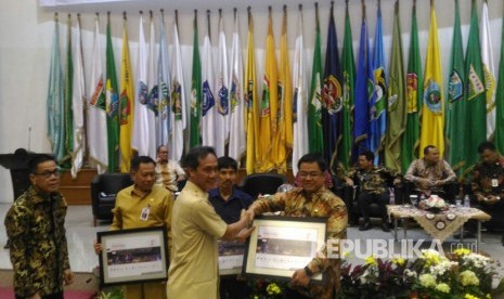 Sekretaris Jenderal Kemendagri, Yuswandi A. Temenggung membuka acara Investment Forum Indonesia - Singapura di Gedung Bhakti Praja, Kementerian Dalam Negeri, Selasa (14/3).