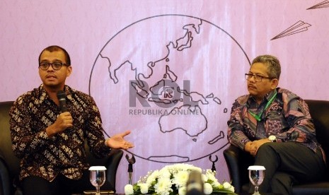 Sekertaris Kabinet Andi Widjajanto (kiri), moderator Rizal Sukma (kanan) berbicara dalam seminar Digital Diplomasi di Jakarta, Rabu (8/4).