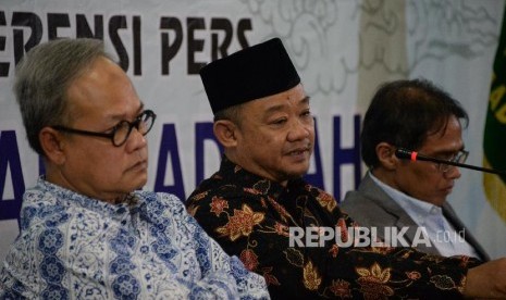 Sekertaris PP Muhammadiyah Abdul Mu'ti (tengah) bersama Ketua PP Muhammadiyah Bahtiar Effendy (kanan) dan Hajriyanto Y Thohari (kiri)