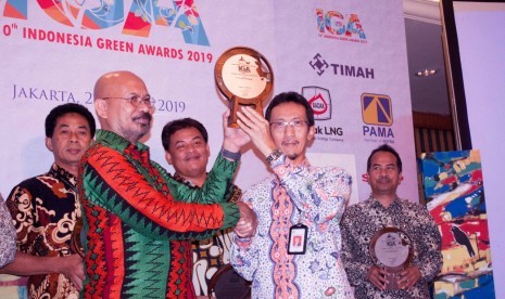 Sekertaris PT Pupuk Kujang Cikampek, Iyus Rusmana (batik corak putih), saat menerima tujuh penghargaan Indonesian Green Award (IGA) 2019, Kamis malam (28/3).