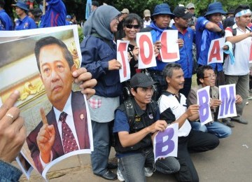 Sekitar 10.000 pengunjuk rasa dari melakukan aksi menolak kenaikan harga bahan bakar minyak (BBM) di Istana Negara, Jakarta, Rabu (21/3). (Aditya Pradana Putra)