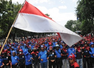 Sekitar 10.000 pengunjuk rasa dari melakukan aksi menolak kenaikan harga bahan bakar minyak (BBM) di Istana Negara, Jakarta, Rabu (21/3). (Republika/Aditya Pradana Putra)