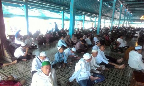  sekitar 10 ribu umat muslim Solo melakukan istighosah bersama di Masjid Agung Keraton Kasunanan Solo pada Jum'at (2/12). 