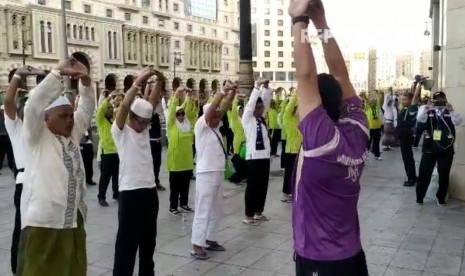 Sekitar 100 jamaah haji secara bersama-sama melakukan senam pagi.