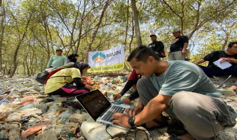 Sekitar 13 aktivis lingkungan dari komunitas Badan Riset Urusan Sungai Nusantara (BRUIN) bersama Trash Control Community melakukan sensus sampah plastik di Kawasan Ekowisata Mangrove dan Pantai Wonorejo, Surabaya.     