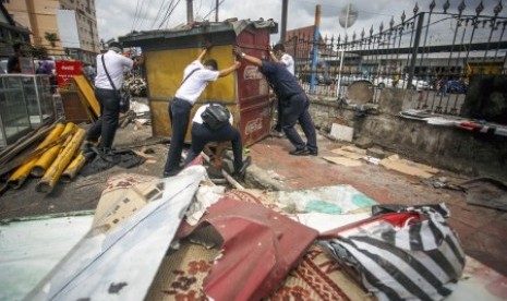 Sekitar 13 kios PKL di selatan stasiun tersebut dibongkar oleh petugas Daop VI Yogyakarta, Senin (26/12).