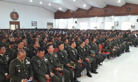 Sekitar 1470 tentara dan pegawai di lingkungan Kodam VI/Mulawarman mendapatkan pelatihan cara berpikir supra rasional dari Presiden Direktur Klinik Pendidikan MIPA (KMP) Raden Ridwan Hasan Saputra, Ahad (1/10).