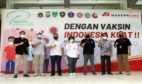 Sekitar 2.000 orang yang berasal dari warga Jakarta Garden City dan sekitarnya mendapatkan suntikan vaksin Covid-19.