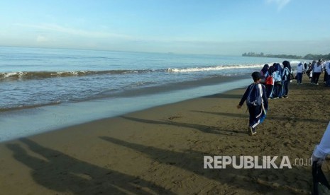 Sekitar 2.500 warga ikut bersih-bersih Pantai Padang, Ahad (15/10). Kegiatan ini diinisasi oleh Kementerian BUMN, bersama dengan sejumlah BUMN di Kota Padang.