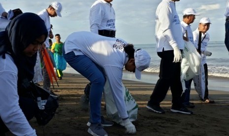 Sekitar 2.500 warga ikut bersih-bersih Pantai Padang, Ahad (15/10). Kegiatan ini diinisasi oleh Kementerian BUMN, bersama dengan sejumlah BUMN di Kota Padang. Aksi ini menjawab pemberitaan masif di media soal kondisi Pantai Padang yang berselimut sampah setiap kali hujan deras melanda. 