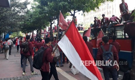 Aksi mahasiswa Ikatan Mahasiswa Muhammadiyah (IMM) menolak reklamasi di depan Kantor Menko Kemaritiman, Jakarta, Jumat (10/11).