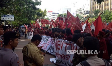 Aksi mahasiswa Ikatan Mahasiswa Muhammadiyah (IMM) menolak reklamasi di depan Kantor Menko Kemaritiman, Jakarta, Jumat (10/11).