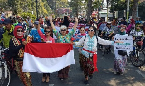 Sekitar 200 orang seniman  yang tergabung dalam Komunitas Seni Ruang Budaya Kalamenta menggelar kegiatan seni budaya menolak referendum Papua di arena Car Free Day Jalan Ir H Djuanda Bandung, Ahad (1/9).