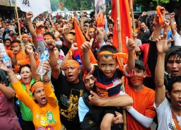 Sekitar 200 pedagang sejumlah stasiun (Cikini-Gondangdia-Menteng) menduduki Stasiun Cikini, Jakarta Pusat, Selasa (14/2). (Republika/Aditya Pradana Putra)