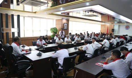 Sekitar 40 karyawan Komite Olahraga Nasional Indonesia (KONI) sambangi kantor Kemenpora RI untuk menyampaikan aspirasi terkait tunggakan gaji yang mencapai lima bulan, Senin (13/5).