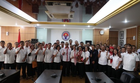 Sekitar 40 karyawan Komite Olahraga Nasional Indonesia (KONI) sambangi kantor Kemenpora RI untuk menyampaikan aspirasi terkait tunggakan gaji yang mencapai lima bulan, Senin (13/5).