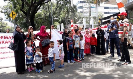 Sekitar 40 warga pengungsi Rohingya di Indonesia menggelar aksi solidaritas di depan kantor UNHCR, Kebon Sirih Jakarta Pusat, (28/8). Aksi dilakukan sebagai bentuk penolakan genosida di Rohingya Myanmar.