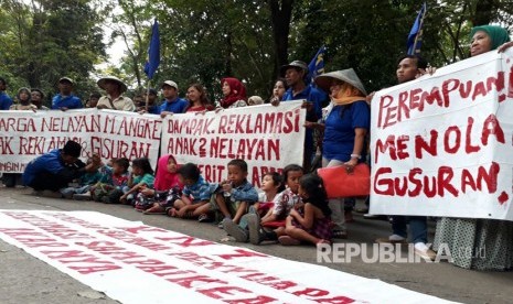 Sekitar 50-an nelayan yang tergabung dalam Komunitas Nelayan Tradisional (KNT) menggeruduk kantor Pengadilan Tata Usaha Negara (PTUN) di Jakarta Timur, Kamis (16/3) siang ini.