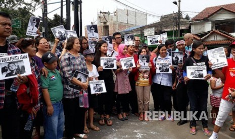 Sekitar 50 orang berorasi menuntut Ahok dibebaskan di depan Mako Brimob, Kelapa Dua, Depok, Kamis (11/5). 