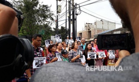 Sekitar 50 orang berorasi menuntut Ahok dibebaskan di depan Mako Brimob, Kelapa Dua, Depok, Kamis (11/5). 