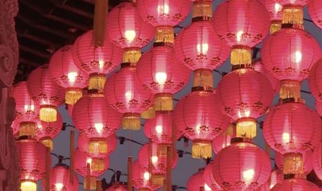 Sekitar 6.000 lampion merah dinyalakan di Kuil Thean Hou di Malaysia.