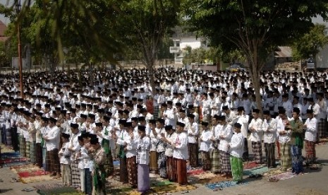 Sekitar 6.000 santri Pondok Pesantren Lirboyo, Kediri, Jawa Timur, menggelar shalat sunah Istisqa (ilustrasi).  