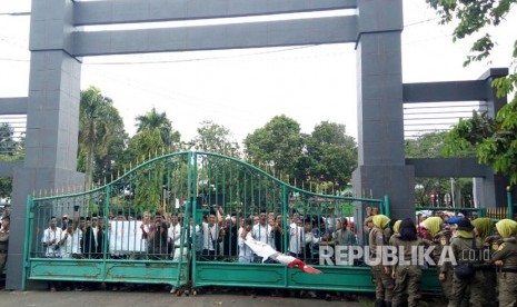 Sekitar 600 pedagang kaki lima (PKL) Puncak, menggelar aksi di depan gerbang Pemkab Bogor, Jalan Tegar Beriman, Cibinong pada Senin (16/10). Merek menuntut kejelasan tempat relokasi pada pemerintah kabupaten Bogor.