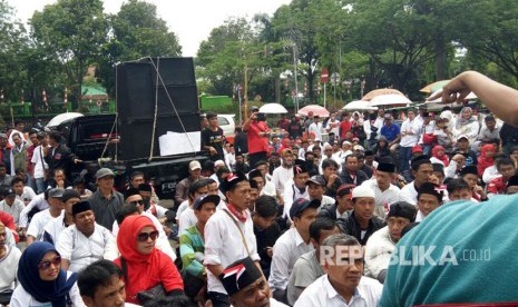 Sekitar 600 pedagang kaki lima (PKL) Puncak, menggelar aksi di depan gerbang Pemkab Bogor, Jalan Tegar Beriman, Cibinong pada Senin (16/10). Merek menuntut kejelasan tempat relokasi pada pemerintah kabupaten Bogor.