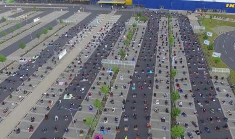 Pemkab Garut Izinkan Sholat Idul Fitri Digelar Berjamaah. Foto: Sekitar 800 Muslim Wetzlar, Jerman menggelar sholat Idul Fitri di sebuah tempat parkir milik perusahaan ritel perabotan rumah tangga, Ikea, Ahad (24/5).